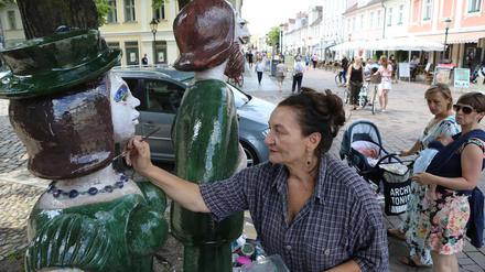 Die Zossener Künstlerin Kerstin Becker hat die Figur repariert - zur Freude der Postdamer.