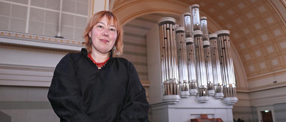 Nadiya Velychko, Konzertorganistin aus Lwiw, ist nach Potsdam geflohen. Jetzt übt sie täglich in der Nikolaikirche.