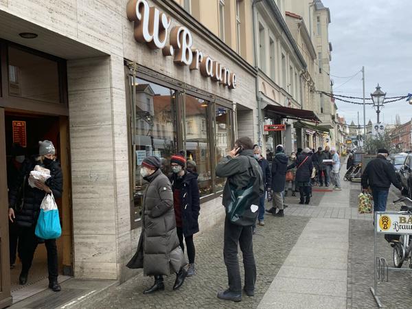 Am Donnerstagmittag bildete sich vor Bäcker Braune in der Friedrich-Ebert-Straße eine lange Schlange.