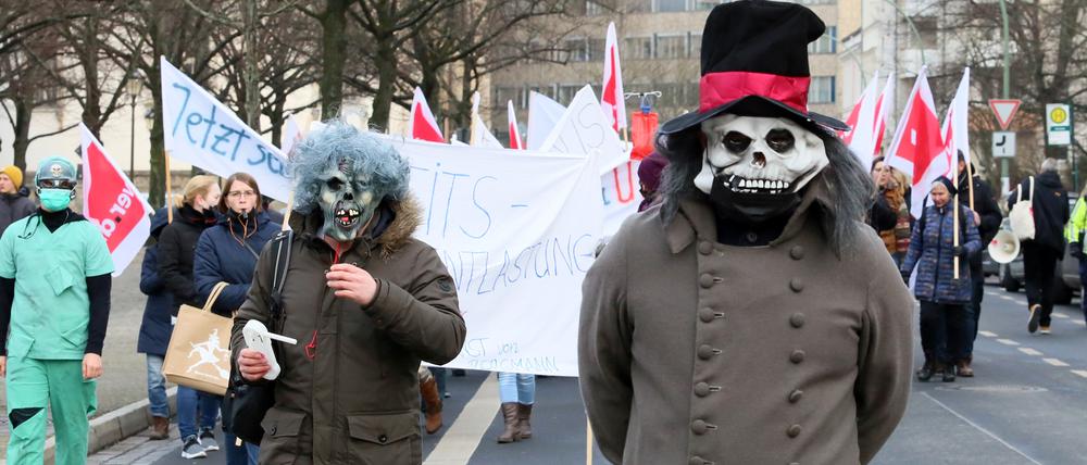 Einige der Demo-Teilnehmer hatten sich symbolisch als Zombies verkleidet.