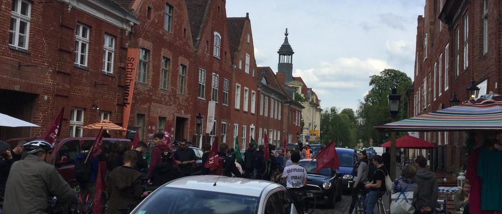 Auf Fahrrädern protestierten 100 Potsdamer gegen Restaurants, in denen sich die AfD getroffen hat.