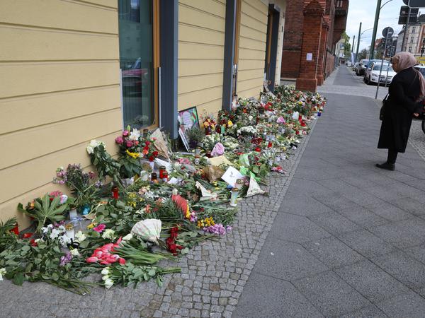 Gedenken an die Opfer des Gewaltverbrechens im Thusnelda-von-Saldern-Haus.