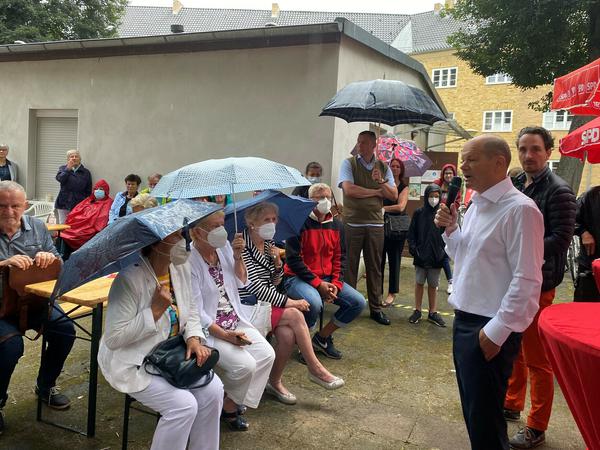 Mit Allwetterjacken und Regenschirm wurde dem SPD-Kanzlerkandidaten am Awo-Schillertrefff zugehört.