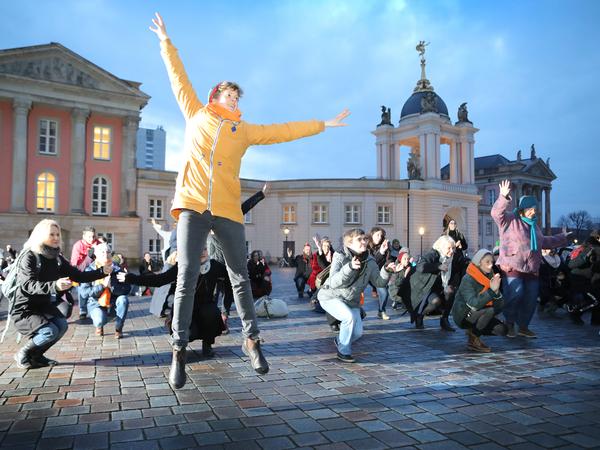 One Billion Rising. Gegen Gewalt an Frauen und Mädchen tanzten rund 60 Potsdamer:innen 2020 auf dem Alten Markt.