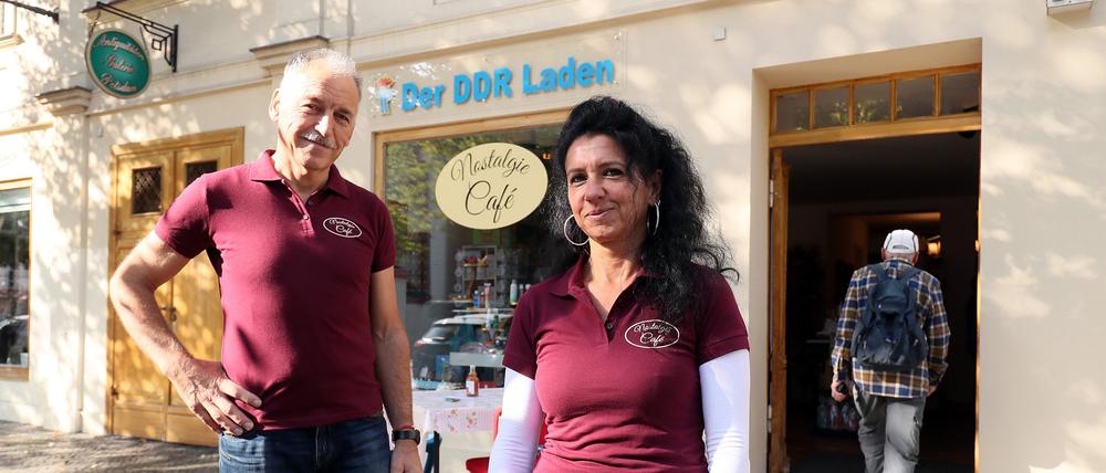 Olaf Hölzel und Bärbel Lay vor ihrem DDR-Laden. 