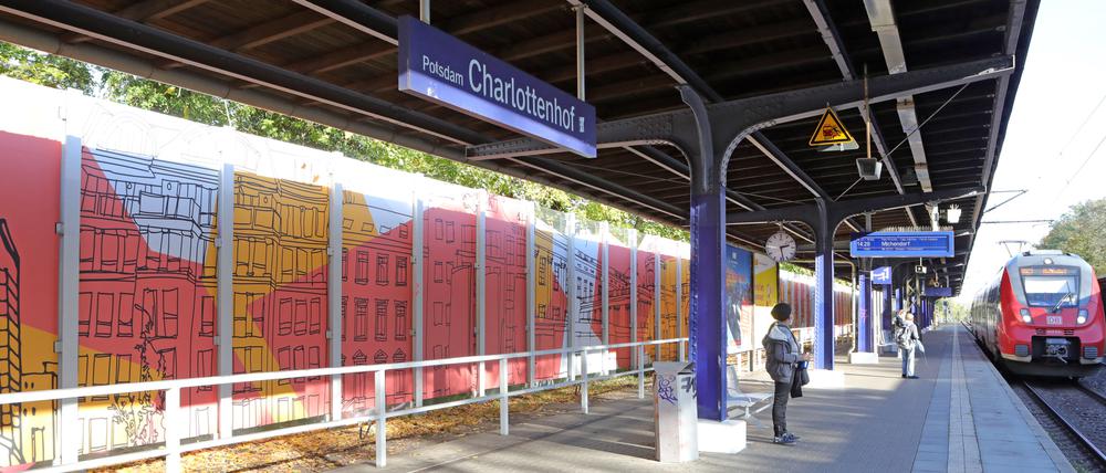 Im Bahnhof Charlottenhof wurden die Lärmschutzwände im Vorjahr mit farbigen Potsdam-Silhouette bedruckt.