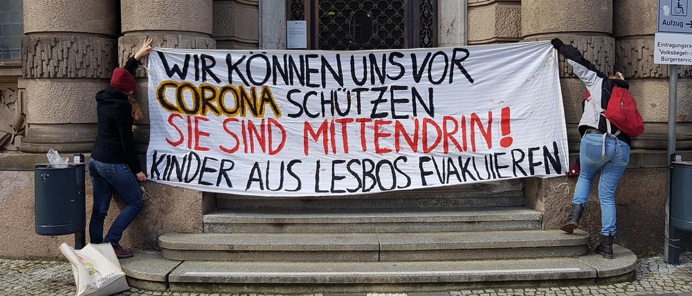 Ein Transparent vor dem Potsdamer Rathaus. 