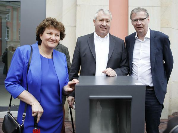 Landtagspräsidentin Britta Stark (SPD), Stadtschloss-Vereinsvorstand Hans-Joachim Kuke und Günter Jauch.