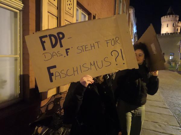 Protest vor der Potsdamer FDP-Zentrale.