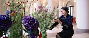 Floristin Stefanie Jähne gestaltet neue Blumensträuße das Foyer im Museum Barberini.