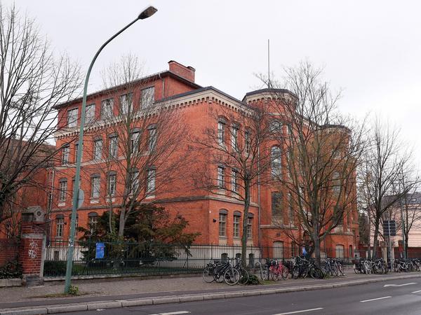 Das Potsdamer Hermann-von-Helmholtz-Gymnasium in der Kurfürstenstraße.