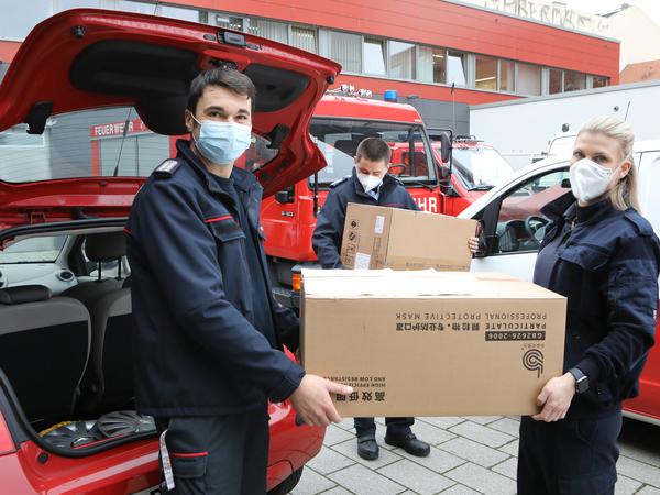 Die Feuerwehr Potsdam hat am Mittwochvormittag Kartons mit FFP2-Masken zur Verteilung in Pflegeheimen in Autos verladen.