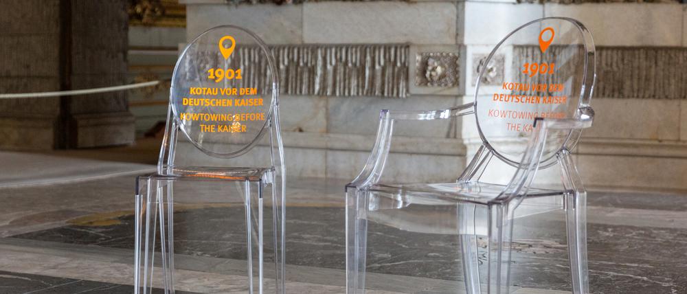 Mit Plastikstühlen weist die Stiftung auf bemerkenswerte Ereignisse hin - wie hier im Grottensaal des Neuen Palais'.