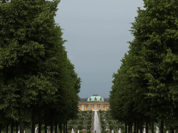 Dunkle Gewitterwolken über dem Schloss Sanssouci in Potsdam.