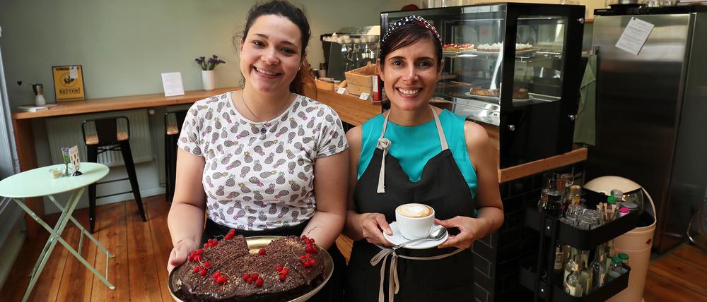 Leckere Torten. In Lukas Café in der Karl-Liebknecht-Straße bietet Inhaberin Saquina Ocampo (r.) Vegetarisches an – nach Rezepten aus ihrer kolumbianischen Heimat, aber auch international inspiriert. Für die Torten ist Konditorin Alejandra Breci zuständig.
