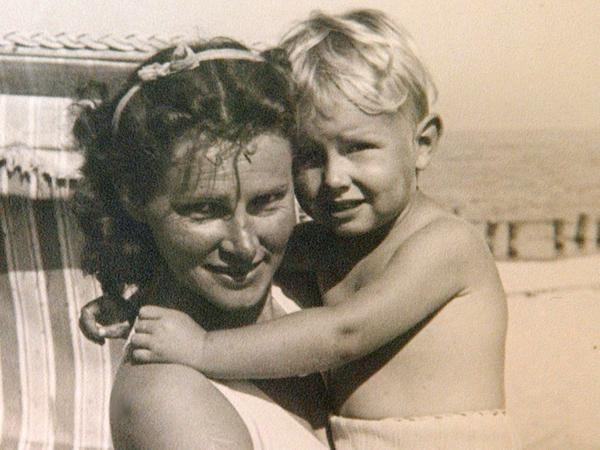Charlotte Joop mit Sohn Wolfgang an der Ostsee.