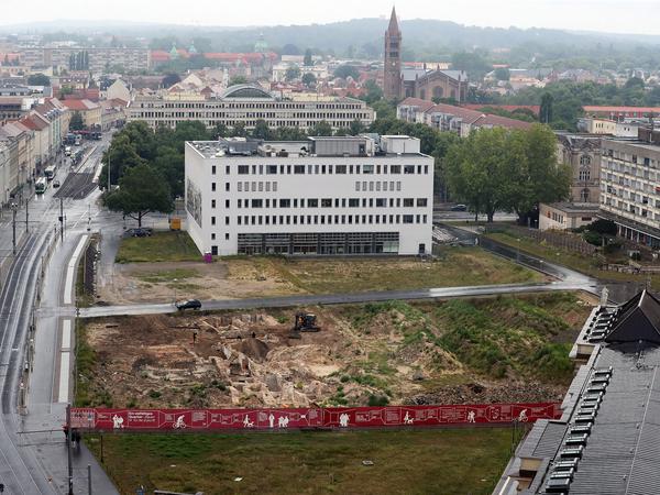 Potsdams Mitte: Die Bauarbeiten könnten auf der Brache vor dem Bildungsforum schon bald beginnen. Hier eine Aufnahme vom 15. Juli 2020. 