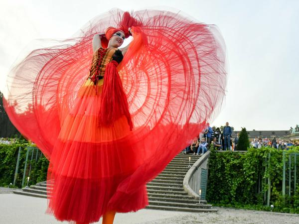 Eine Darstellerin vom Teatro Pavana "Le Ballerine" tanzt während der Potsdamer Schlössernacht im Park Sanssouci in den Weinbergterrassen. 