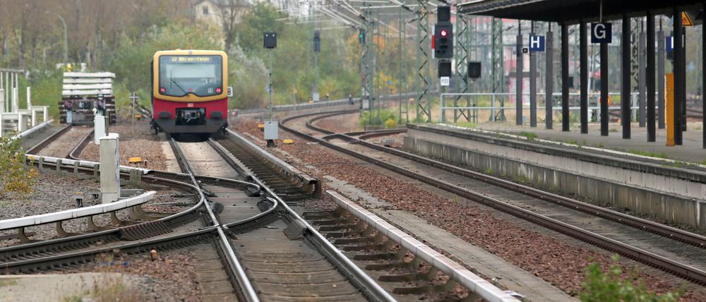Das zweite Gleis am Hauptbahnhof Potsdam geht bald in Betrieb. Und künftig könnte es auch wieder ein zweites Gleis zwischen Griebnitzsee und Wannsee geben.