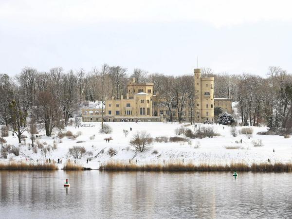 Herrlicher Anblick: Das Schloss Babelsberg am Wochenende im verschneiten Park Babelsberg.
