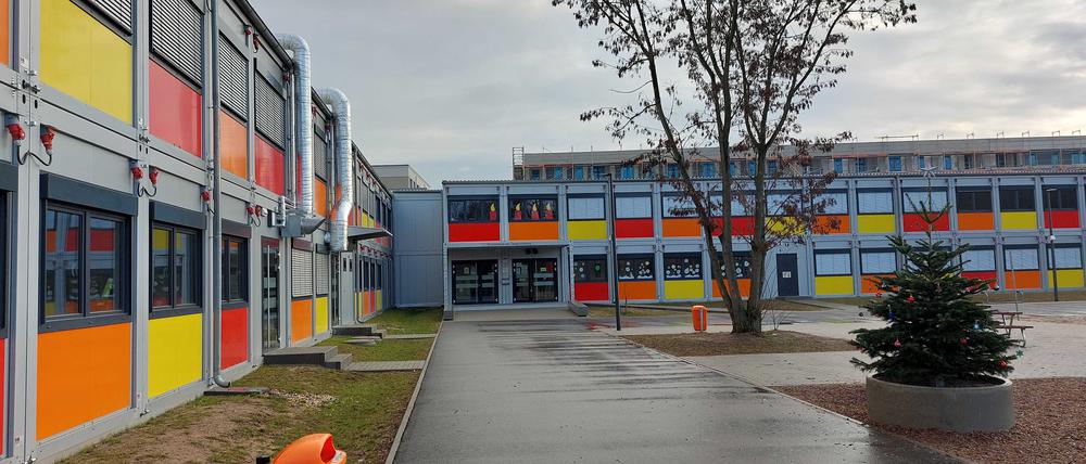 Die Containerschule in der Teltower Vorstadt wird wegen Verzögerung des Schulneubaus länger als geplant genutzt werden müssen.