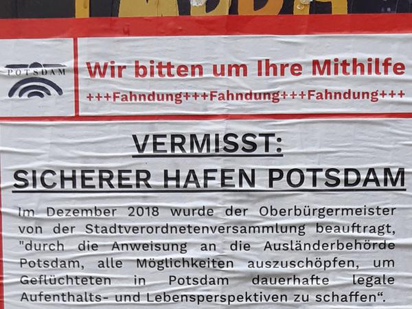 Plakat Seebrücke: Ankündigung Suchaktion/ Demonstration der Initiative Seebrücke für den 4. Dezember 2019 am Rathaus Potsdam.