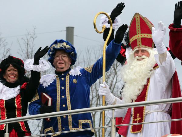 Sinterklaas und seine Gefolgschaft.