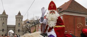 Sinterklaas lädt zum Fest im Holländischen Viertel.