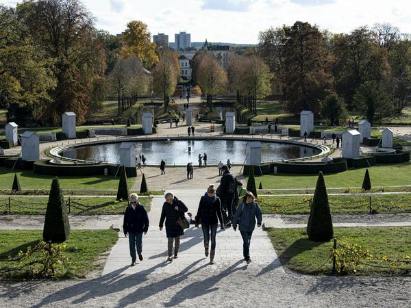 An den Feiertagen kann man einen schönen Spaziergang durch den Park Sanssouci machen.