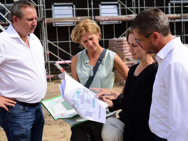 Kis-Chef Bernd Richter, Projektleiterin Andrea Baecker, Architektin Claudia Neudeck und Mike Schubert (v.l.). 