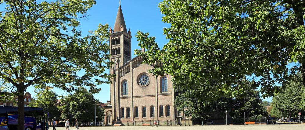 Der Bassinplatz ist Potsdam größter Platz. An der Westseite steht die katholische Kirche St. Peter und Paul.