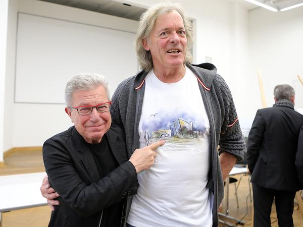 Architekt Daniel Libeskind (l.) mit Filmpark-Geschäftsführer Friedhelm Schatz, der den Libeskind-Entwurf auf seinem T-Shirt trägt.