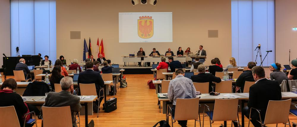 Potsdams Stadtverordnetenversammlung tagt diesmal wieder im großen Saal des IHK-Gebäudes. 