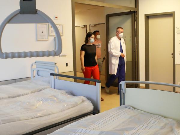 Die Potsdamer Bundestagsabgeordnete der Grünen, Annalena Baerbock (Li.), besuchte das St. Josefs Krankenhaus in Potsdam.