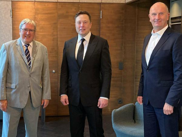 Elon Musk (M.), Technologieunternehmer und Tesla-Chef, steht mit Brandenburgs Ministerpräsident Dietmar Woidke (r., SPD) und Brandenburgs Wirtschaftsminister Jörg Steinbach (SPD) bei einem Treffen zusammen. 