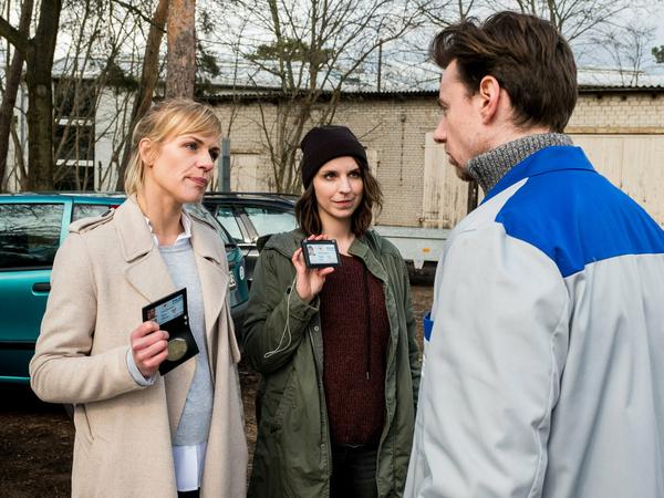Laufende Ermittlung. Die Kommissarinnen Sophie (Katrin Jaehne, l.) und Luna (Caroline Erikson, M.) von der ZDF-Krimiserie "Soko Potsdam".