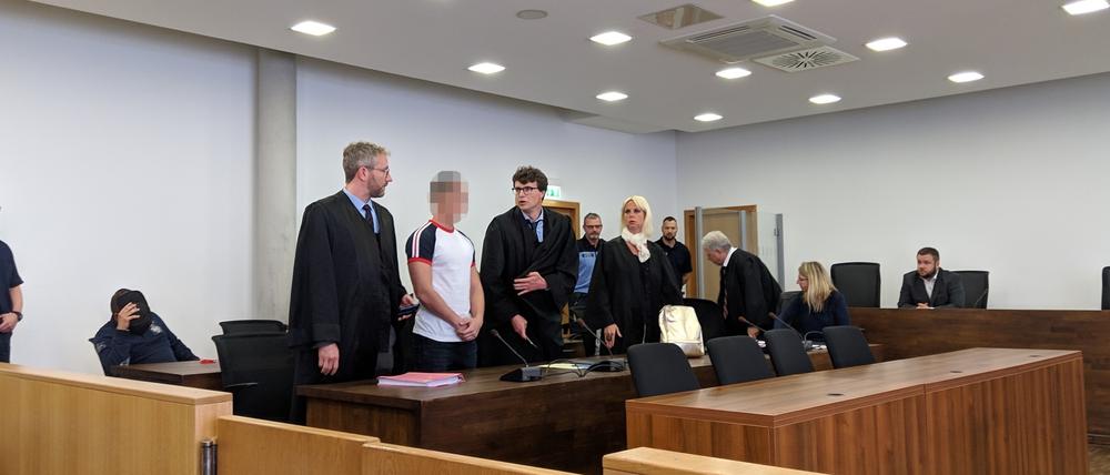 Die Angeklagten vor Prozessbeginn am 26. April 2019 im Landgericht Potsdam.