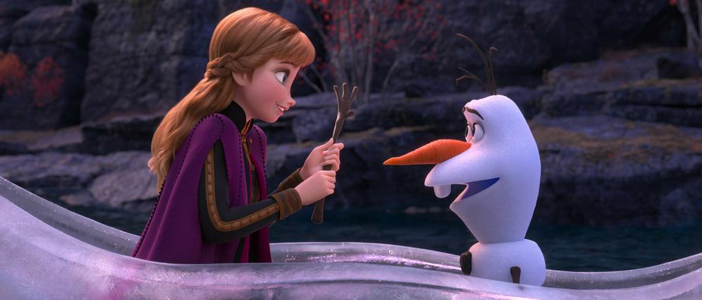 Schneemann Olaf (r) und Anna in einer Szene des Films "Die Eiskönigin 2".