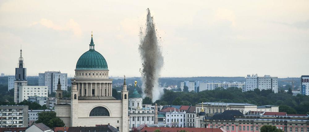 Bereits am 26. Juni erschütterte eine Explosion Potsdam. Eine Fünf-Zentner-Bombe auf dem Boden der Havel wurde gesprengt.