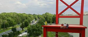 Markenzeichen roter Stuhl: Die Möbelhauskette XXXLutz will nach PNN-Informationen im Gewerbepark Friedrichspark eine neue Filiale öffnen.