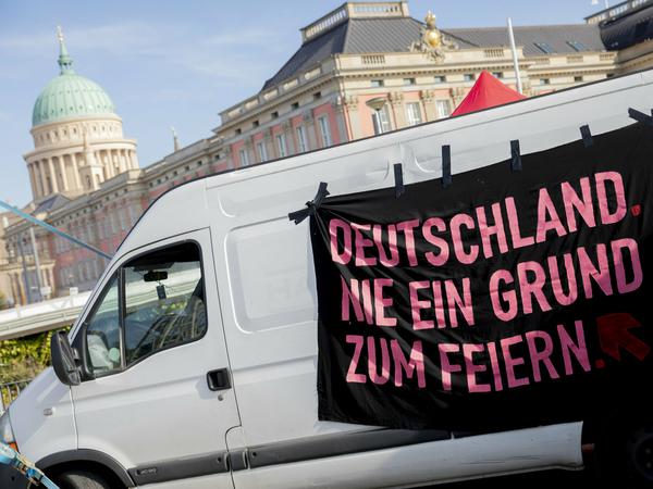 Die Protestinitiative "Re:Kapitulation" positioniert sich auf dem Luisenplatz gegen die Einheitsfeierlichkeiten.
