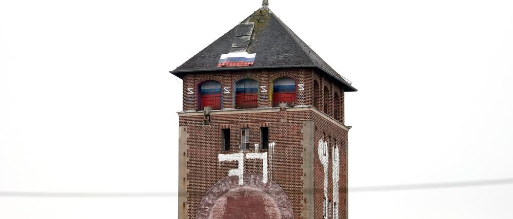 Russische Farben am Turm des „Kreml“ auf dem Brauhausberg in Potsdam.
