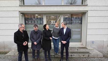 Der neue Standort des Bürgerservice in der Yorckstaße, davor die Verantwortlichen um Sozialdezernentin Brigitte Meier (SPD).