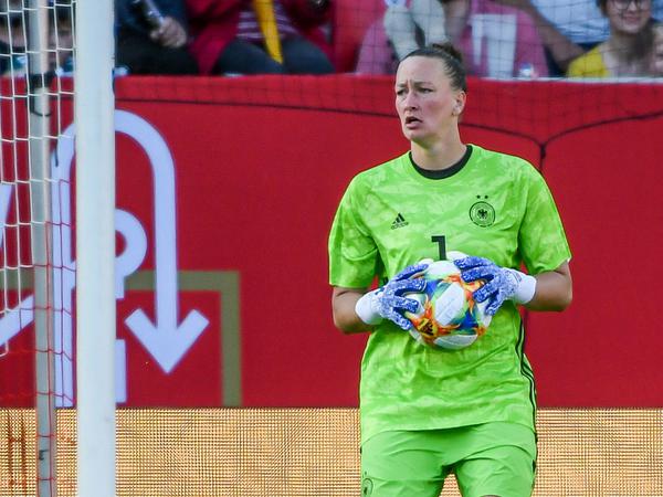 Nationaltorhüterin Almuth Schult fordert Unterstützung für den Frauenfußball "mit Herz". 