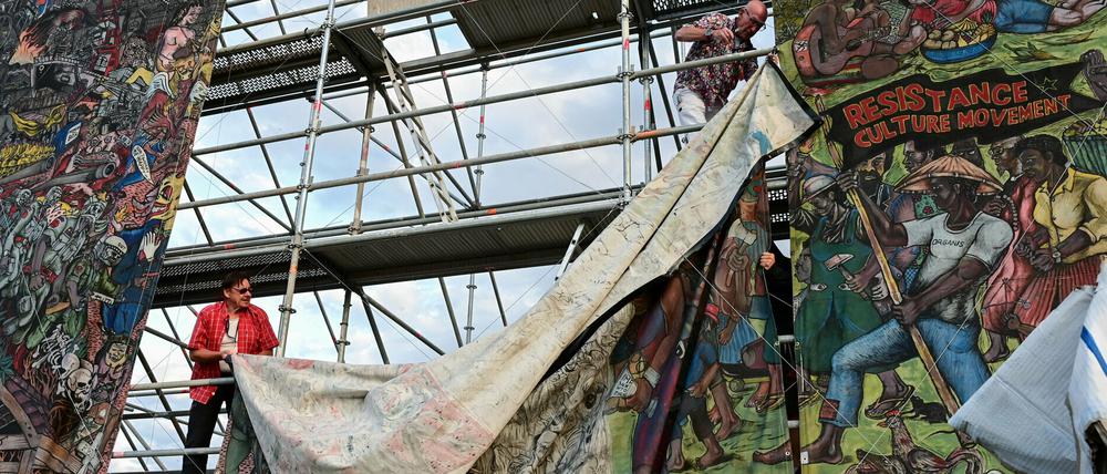 Documenta-Mitarbeiter bauten im Juni das umstrittene Großbanner des indonesischen Künstlerkollektivs Taring Padi ab. 