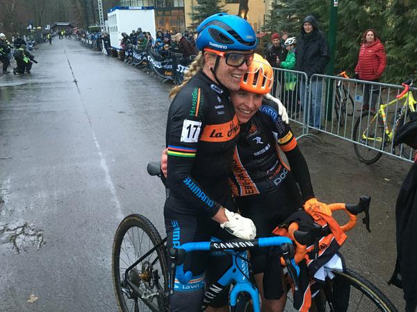 Ex-Radcross-Weltmeisterin Hanka Kupfernagel (l.) wurde Zweite und umarmte nach ihrem Comeback Siegerin Elisabeth Brandau.
