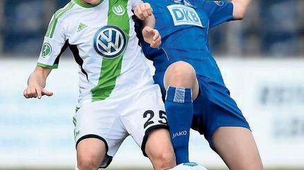 Duell zweier Torschützinnen. Potsdams Pauline Bremer (rechts) versucht hier, den Ball vor Wolfsburgs Martina Müller zu behaupten. Am Ende gab es keinen Sieger.