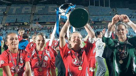 Der größte Triumph. Jennifer Zietz 2010 mit dem Champions-League-Pokal.