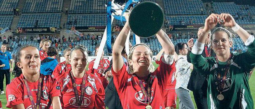 Der größte Triumph. Jennifer Zietz 2010 mit dem Champions-League-Pokal.
