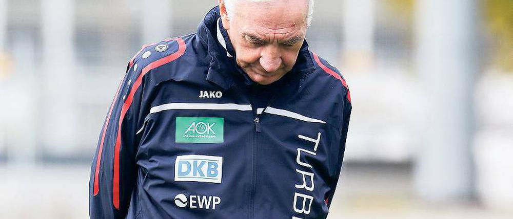 Er muss sich Gedanken machen. Bernd Schröder steht nach 45 Jahren als Trainer vor seiner schwierigsten Aufgabe beim 1. FFC Turbine Potsdam.